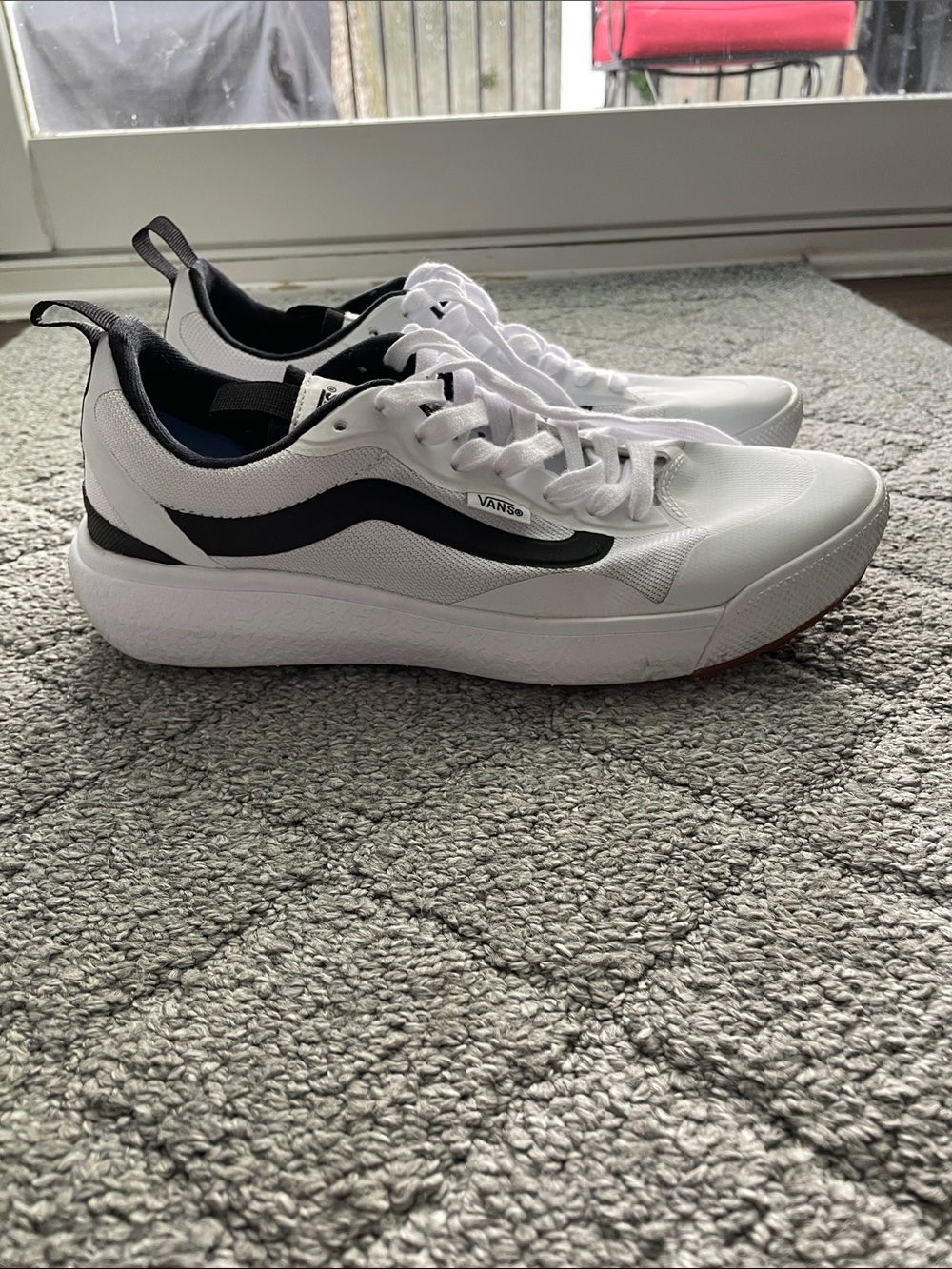 Vans UltraRange Exo White and Black UltraCush Sneakers Size Women 9/Men 7.5